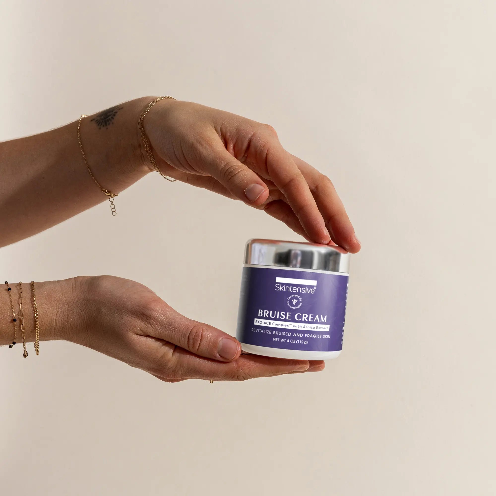 new-formula-bruise-cream-lifestyle-hands.webp